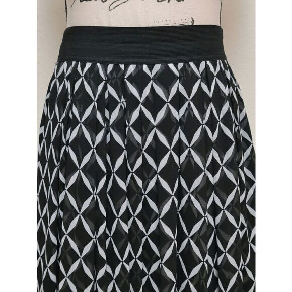 🖤🤍 WHITE HOUSE BLACK MARKET Geo Print Black White Tulle Trim Midi Skirt SIZE 2 - Picture 11 of 13